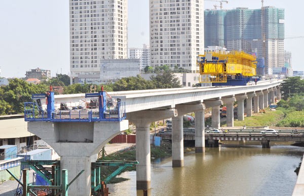 The above ground stretch of Ben Thanh-Suoi Tien metro route is under construction in HCMC (Photo: SGGP)